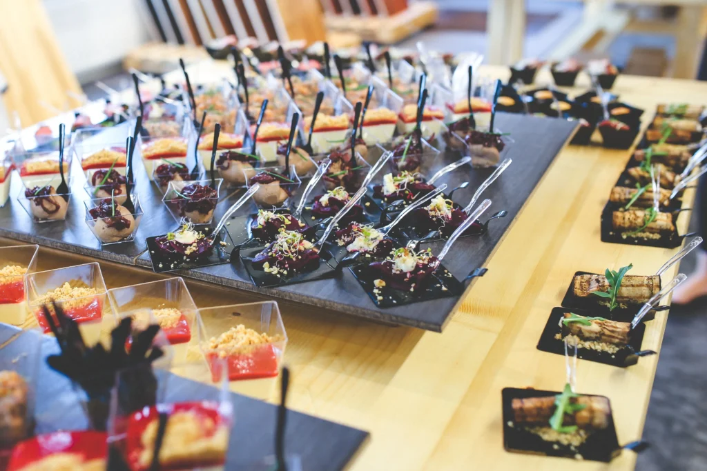 Stół z przekąskami z cateringu w plastikowych opakowaniach jednorazowych