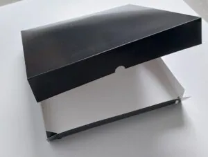 Pojemnik na sushi czarny z kartonu bez SUP 32x32x5 cm 50 szt