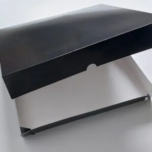 Pojemnik na sushi czarny z kartonu bez SUP 32x32x5 cm 50 szt